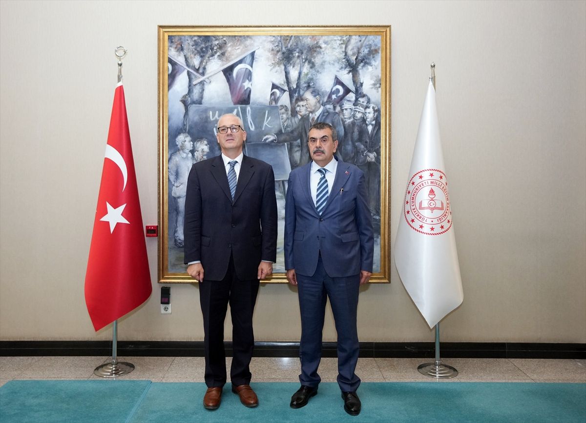 Milli Eğitim Bakanı Yusuf Tekin büyükelçilerle görüşürken