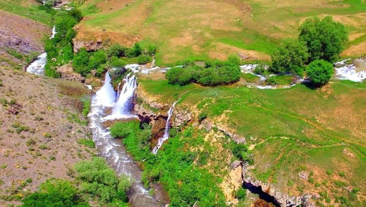 Erzincan'ın Tercan ilçesinde bulunan, 2 bin metre rakımdaki Konarlı Şelalesi'nin görkemli manzarası.