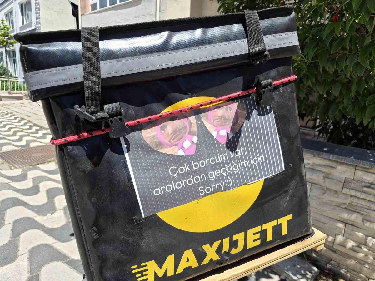 Motokuryeden gülümseten ve düşündüren uyarı: 'Çok borcum var, sorry'