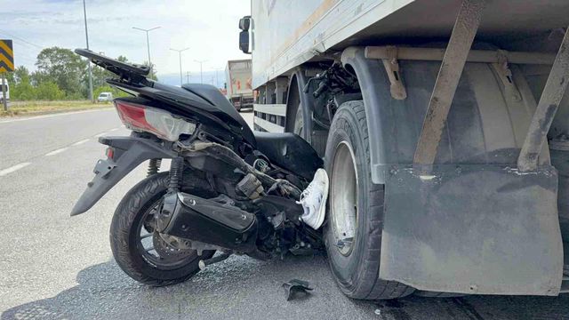motosiklet kamyonun tekerleri arasina ok gibi 19980346 o