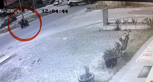 motosiklet kamyonun tekerleri arasina ok gibi 7 19980346 o