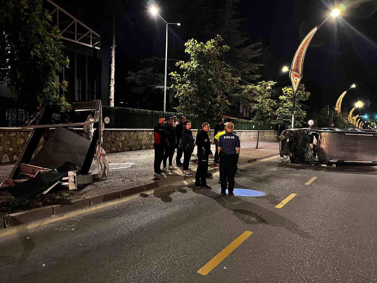 Niğde'de devrilen hafif ticari araç.