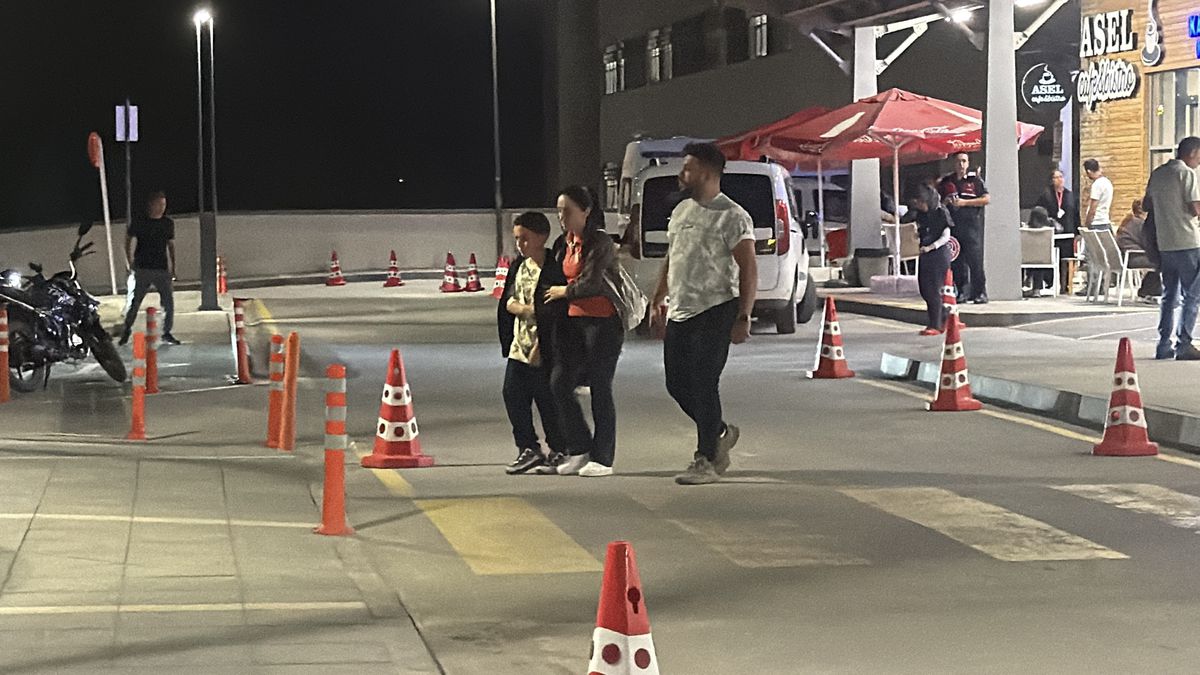 Kütahya'da bir ortaokulda düzenlenen etkinlikte tavuklu pilav dağıtılması sonrası 98 kişi zehirlenme şüphesiyle hastaneye kaldırıldı.