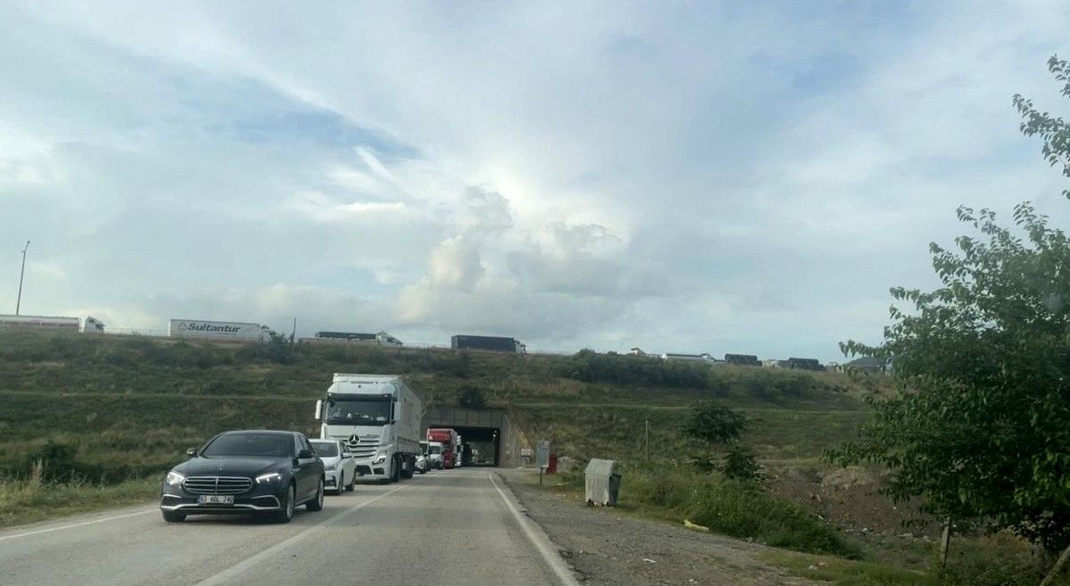 Osmaniye'de 6 ağır tonajlı aracın karıştığı kazada 2 kişi yaralandı