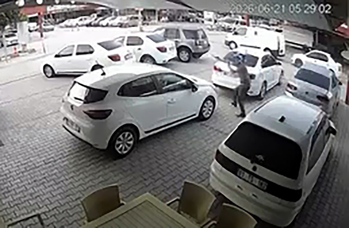 Adana'da bir iş yerine düzenlenen silahlı saldırı sonrası olay yeri inceleme ekipleri çalışma yapıyor.