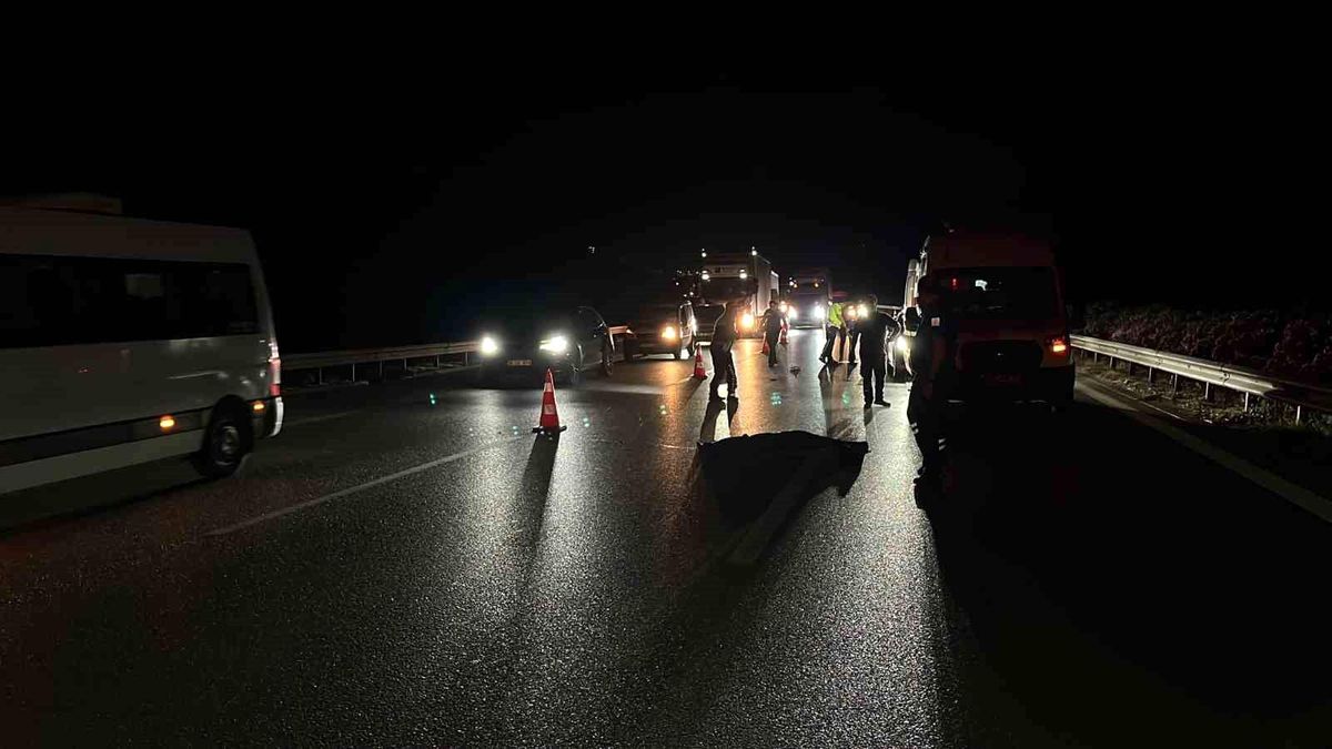 Bursa Çevre Yolu'nda otobanda meydana gelen kazada hayatını kaybeden yayanın olay yeri incelemesi.