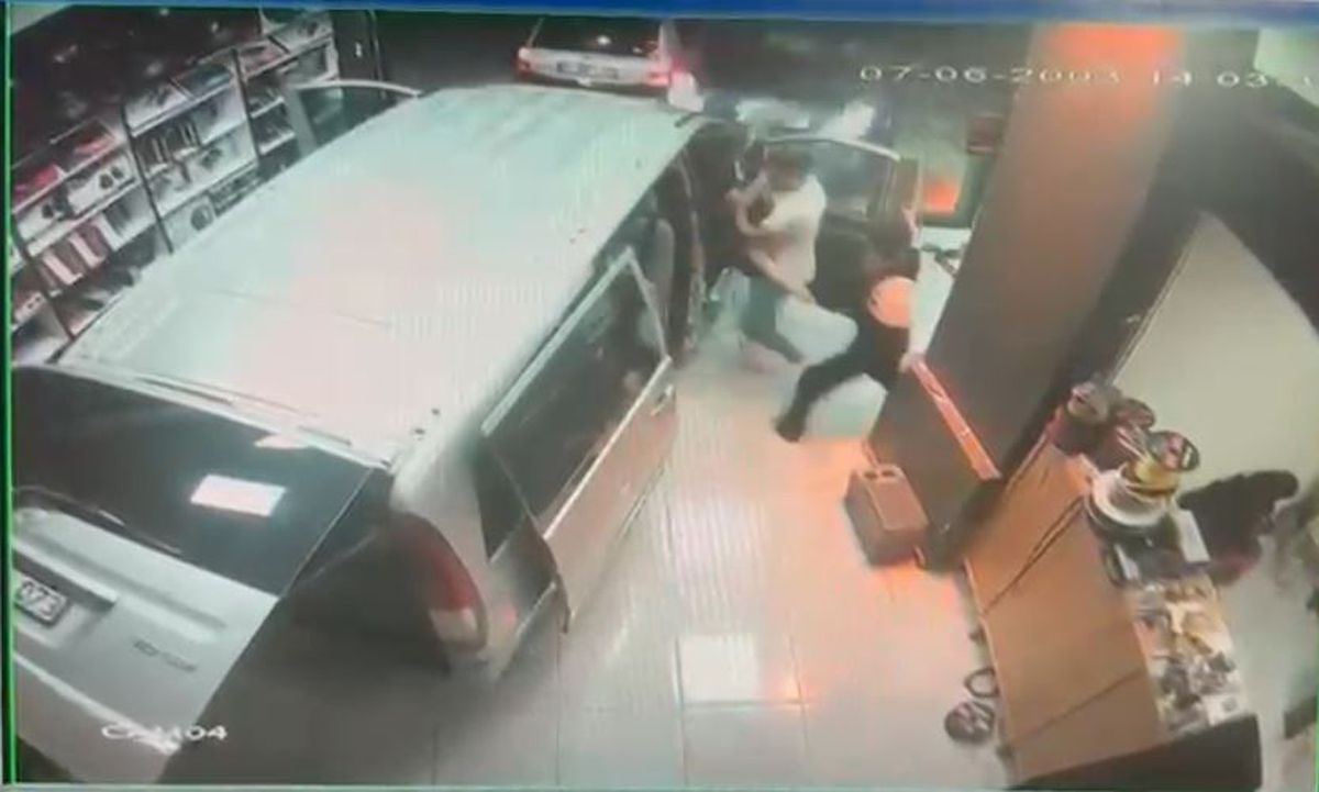 Trabzon'da dükkana giren otomobil sonrası oluşan hasar