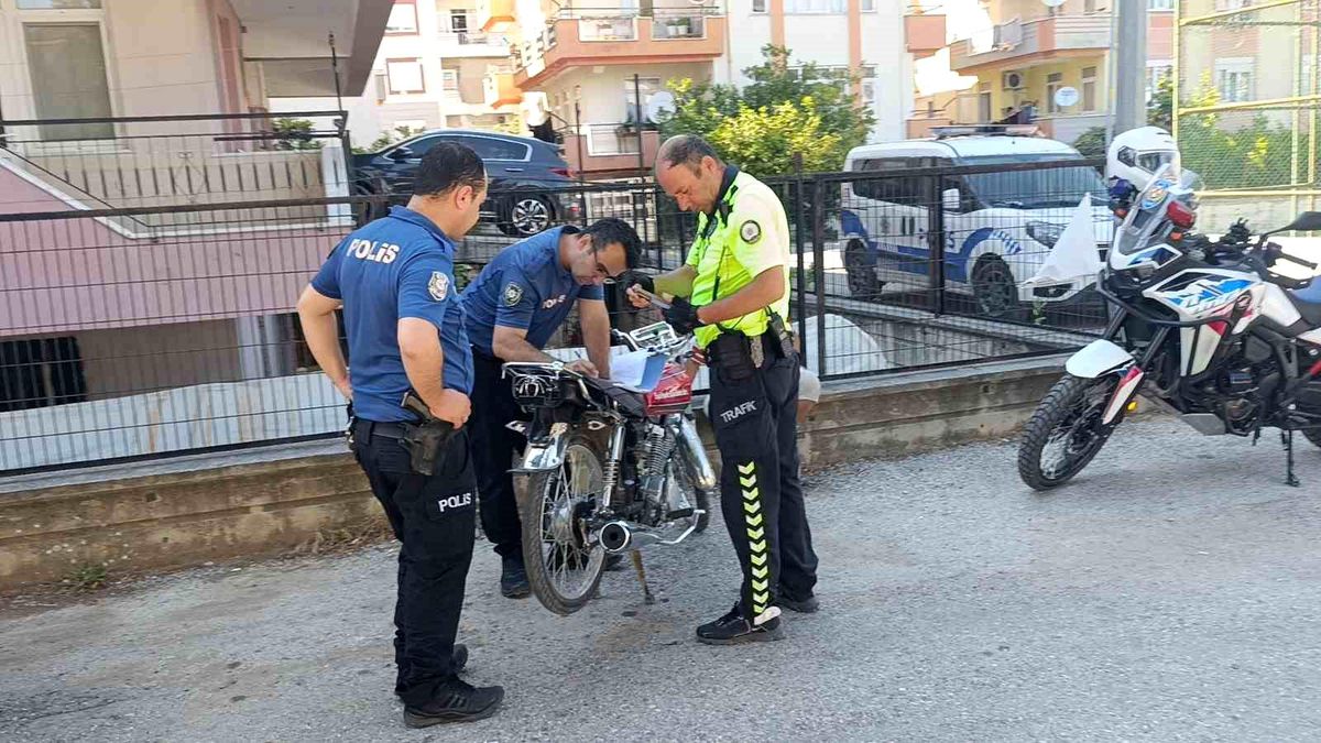 Polisi karşısında görünce motosikleti bırakıp kaçtı