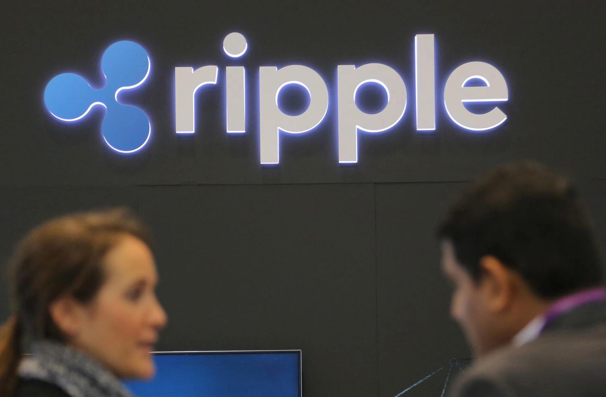 Ripple logosu ve dijital finans grafikleri