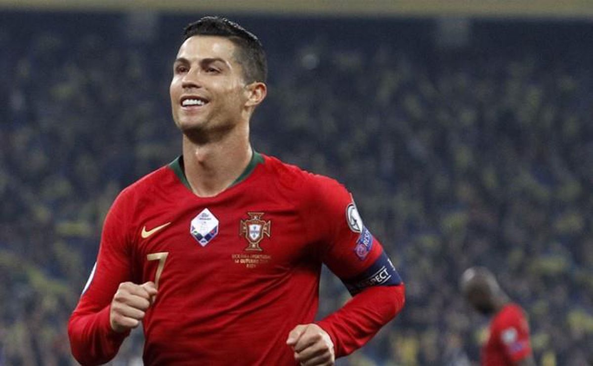 Cristiano Ronaldo'nun çocukları ve aile hayatı hakkında bilgiler içeren haber görseli.