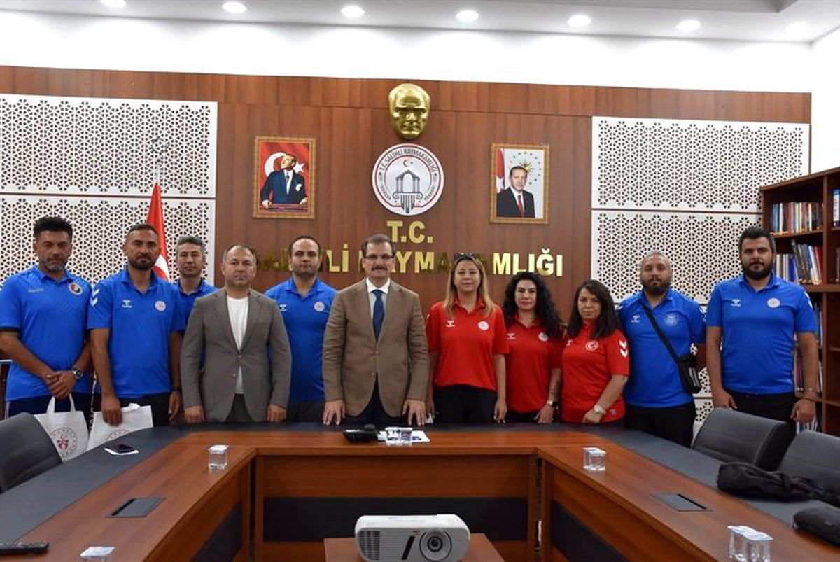Salihli Kaymakamı Güldoğan antrenörleri makamında ağırladı