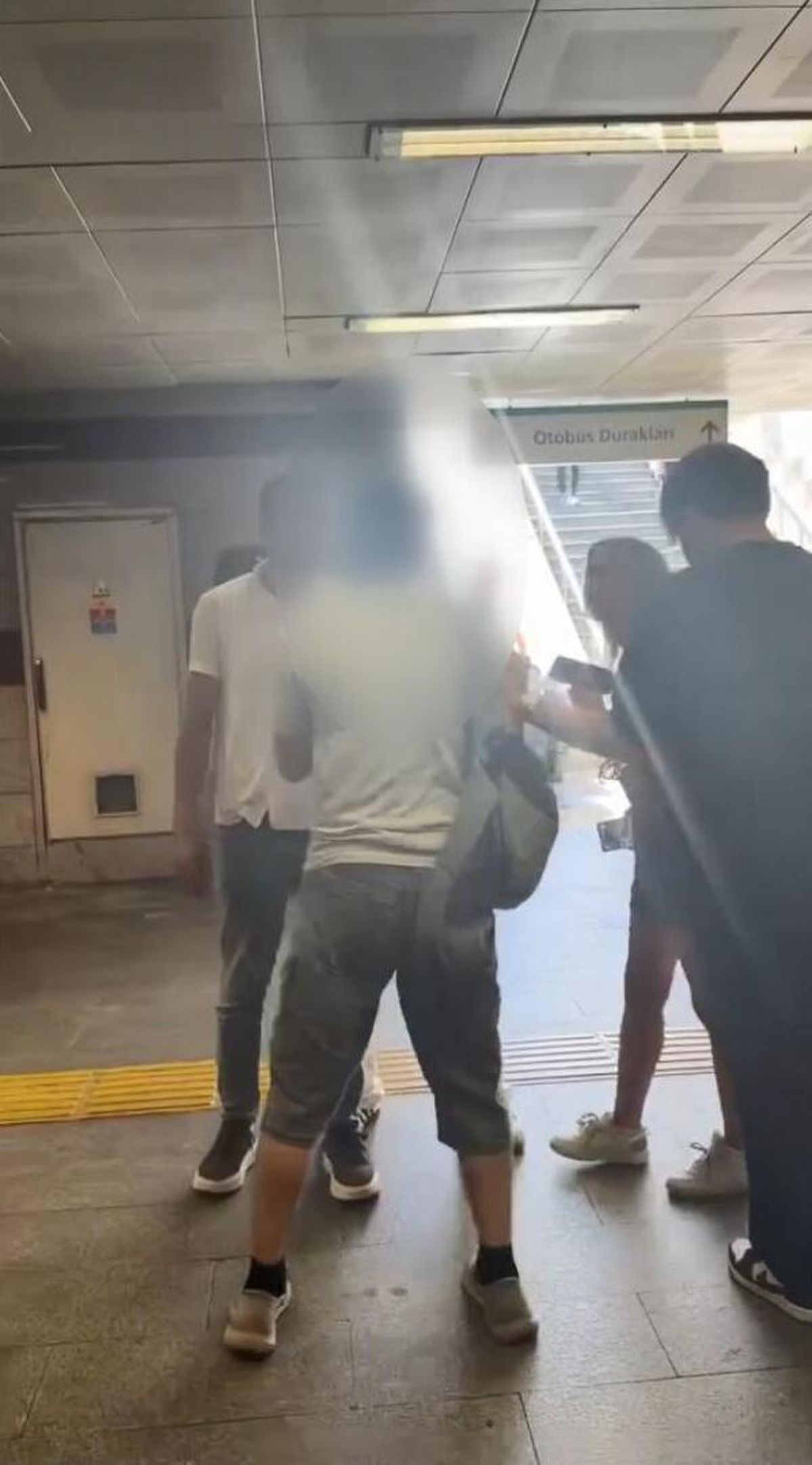 Şişli’de metrobüs istasyonunda gizlice kadın fotoğrafı çeken şüpheliye vatandaş müdahale etti