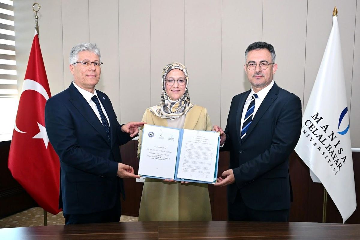 Üniversite temsilcileri iş birliği protokolü imzalarken
