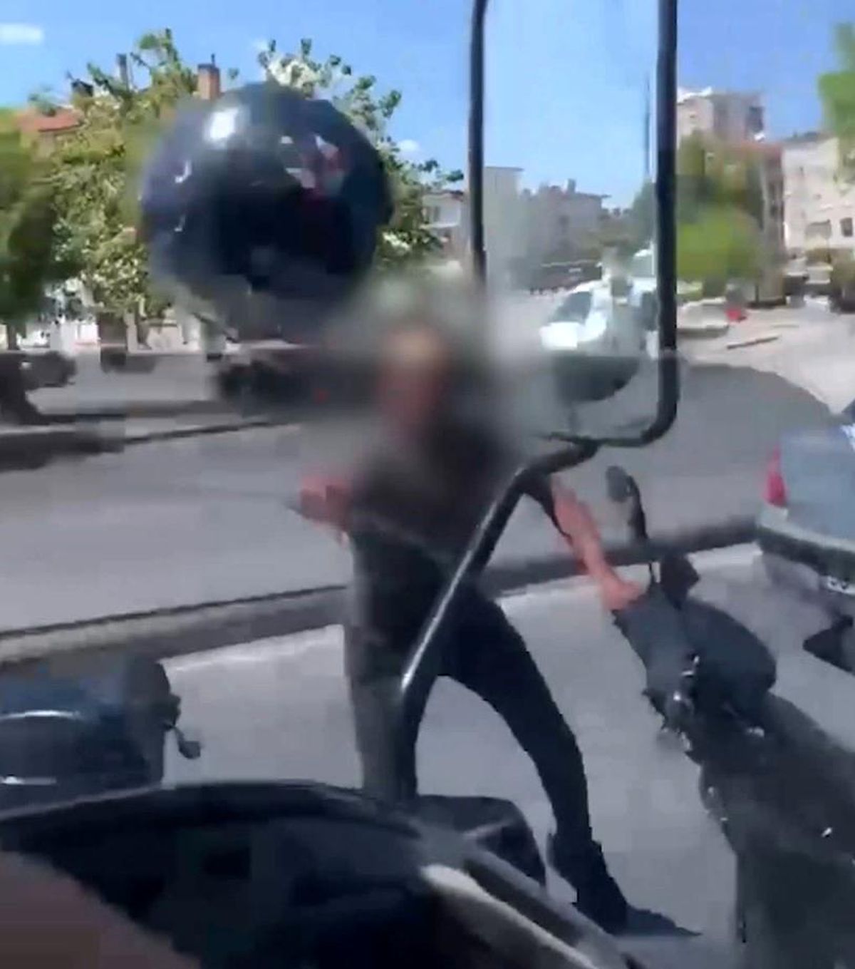 Tartıştığı sürücüye kaskını fırlatan motosikletliye 405 bin TL ceza