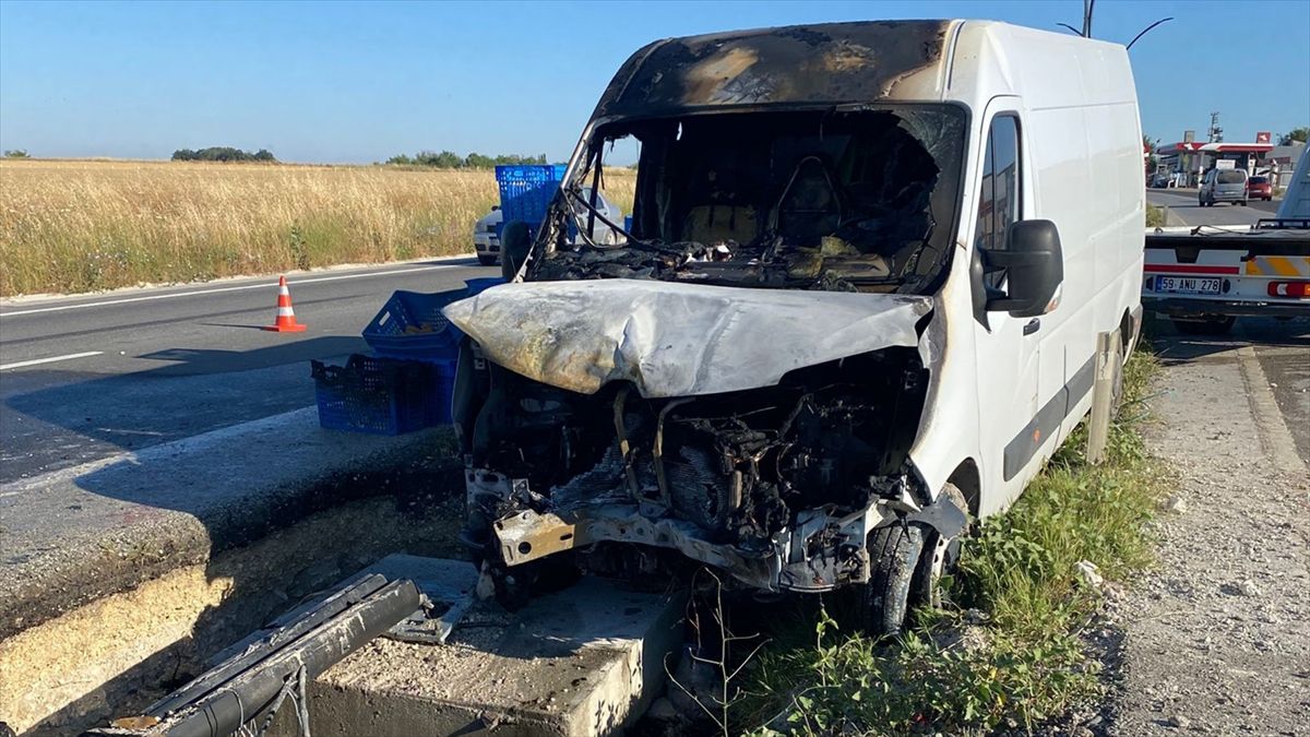 Tekirdağ'da aydınlatma direğine çarparak alev alan panelvanda 1 kişi yaralandı