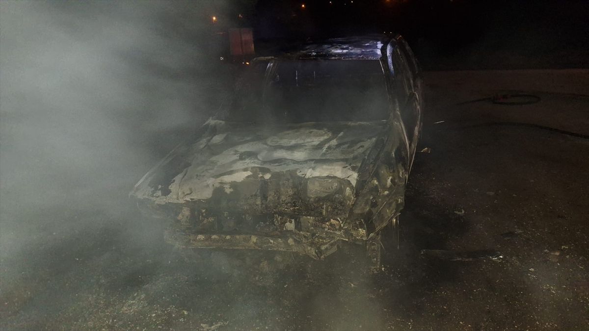 Tokat'ta yangın çıkan otomobilde hasar meydana geldi