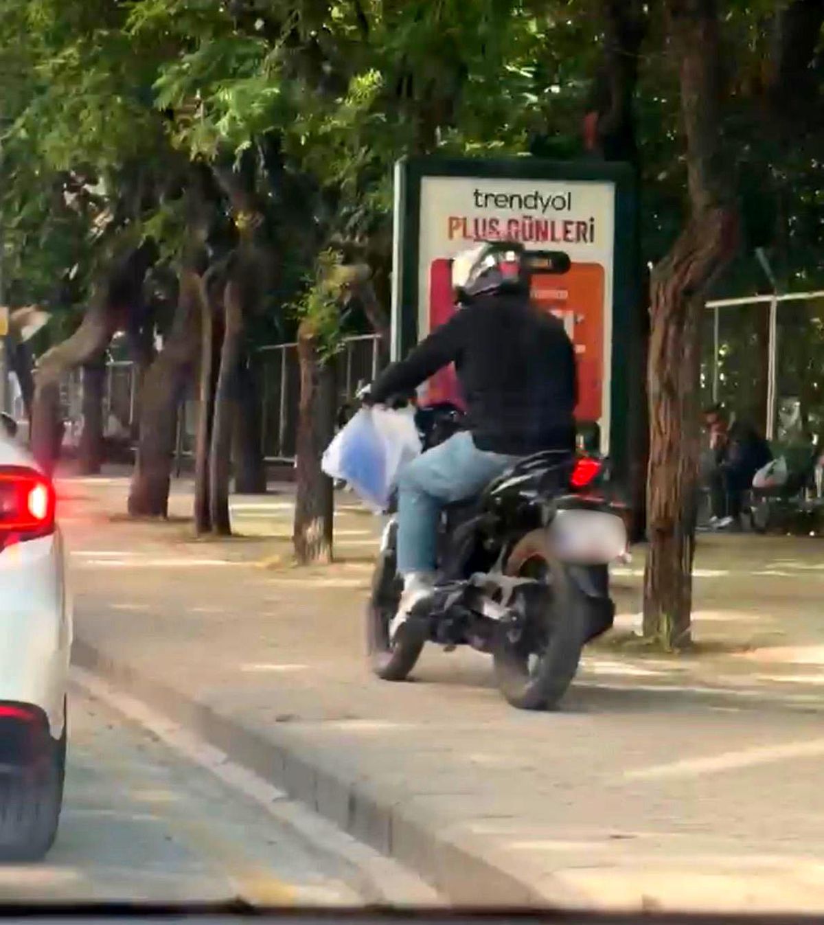 Trafiği beklememek için kaldırımdan yoluna devam etti