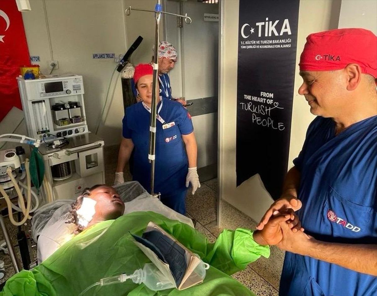 Türk gönüllü sağlık ekibi, Uganda'da cerrahi operasyonlara devam ediyor