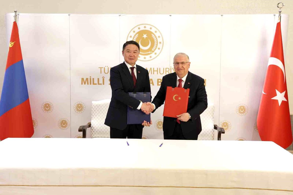 Milli Savunma Bakanı Yaşar Güler ve Moğolistan Savunma Bakanı Batlut Damba imza töreninde