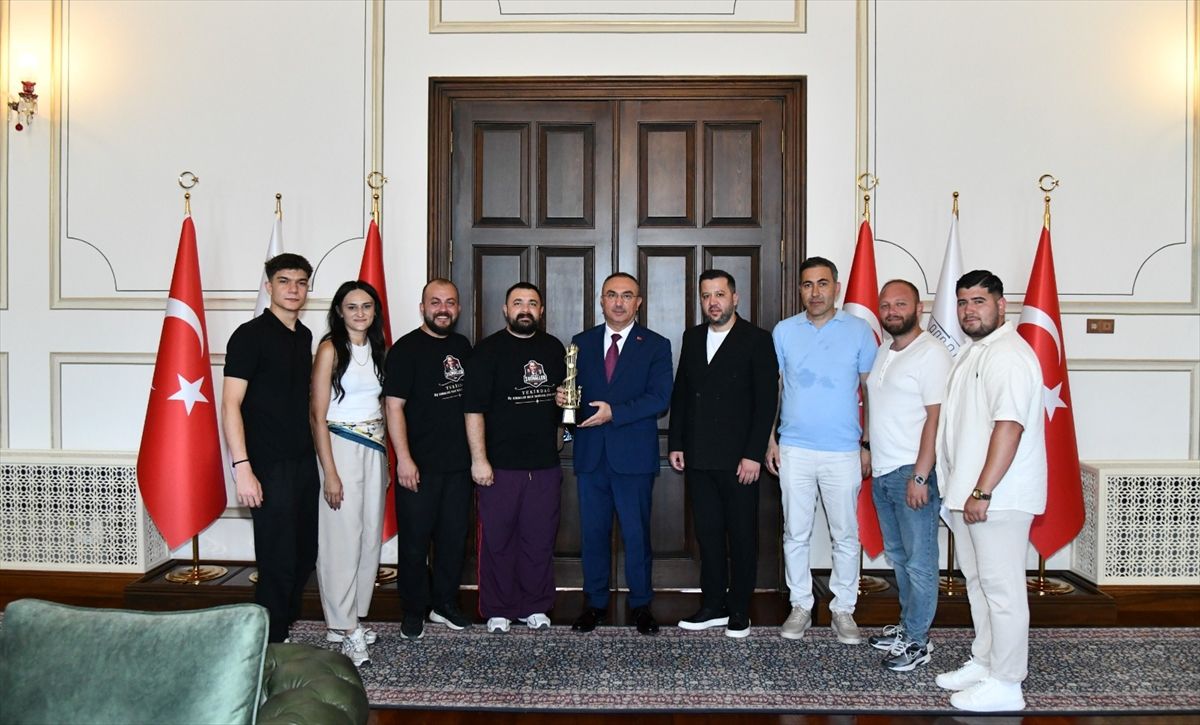 Türkiye şampiyonu halk oyunları ekibi Vali Soytürk'ü ziyaret etti