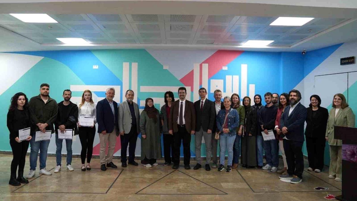 Üniversiteli gençler okul duvarlarını sanatla buluşturdu