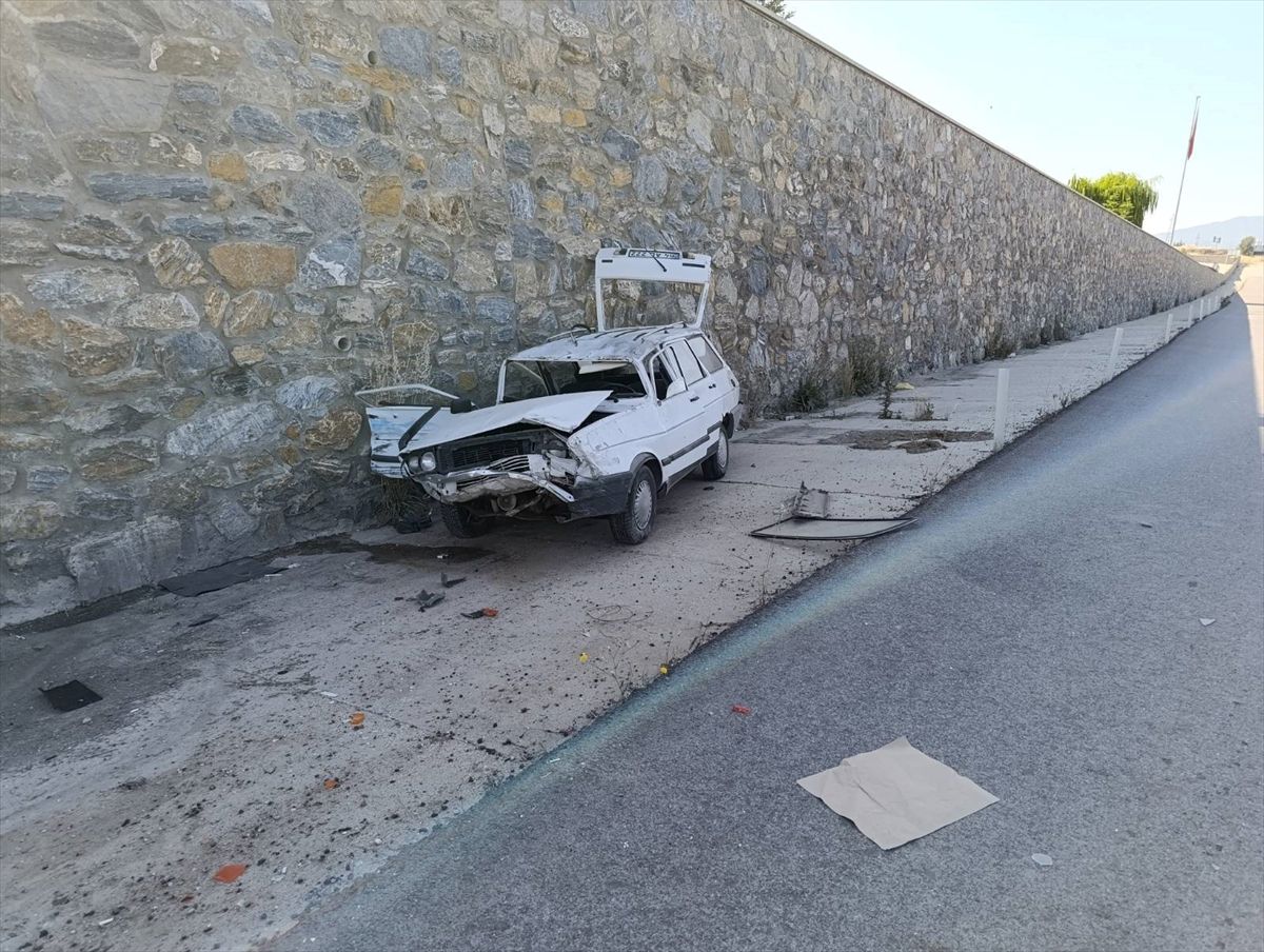 Uşak'ta kamyon ile çarpışan otomobilin sürücüsü yaralandı