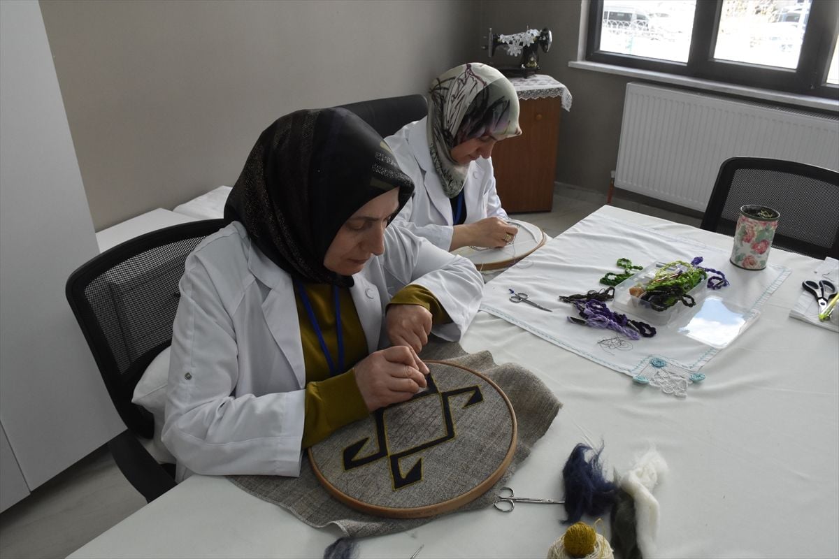 Van'a özgü kilim motifleri, kıyafetlerde yeniden hayat buluyor