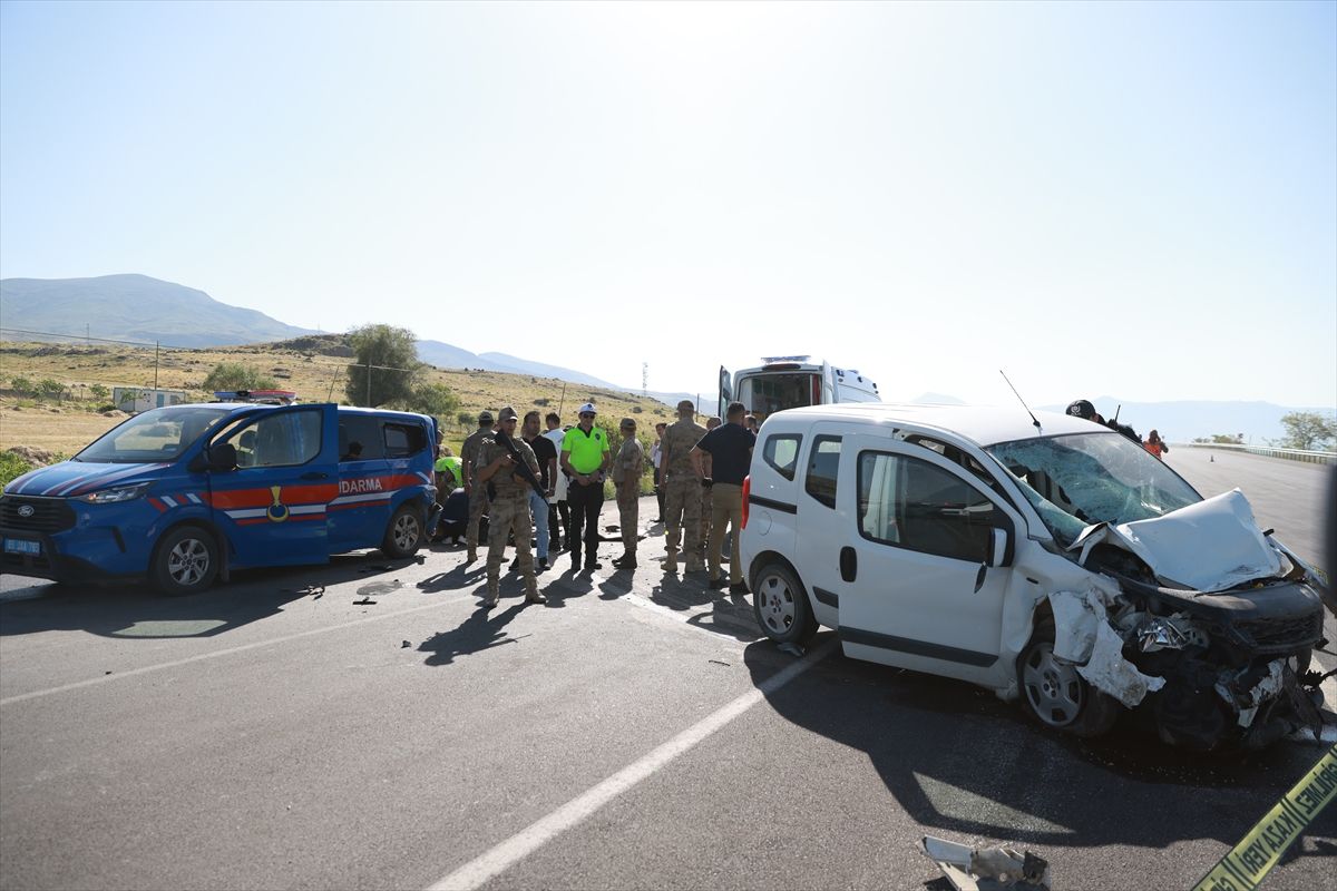 Van'da zincirleme kaza: 1 şehit, 5 yaralı