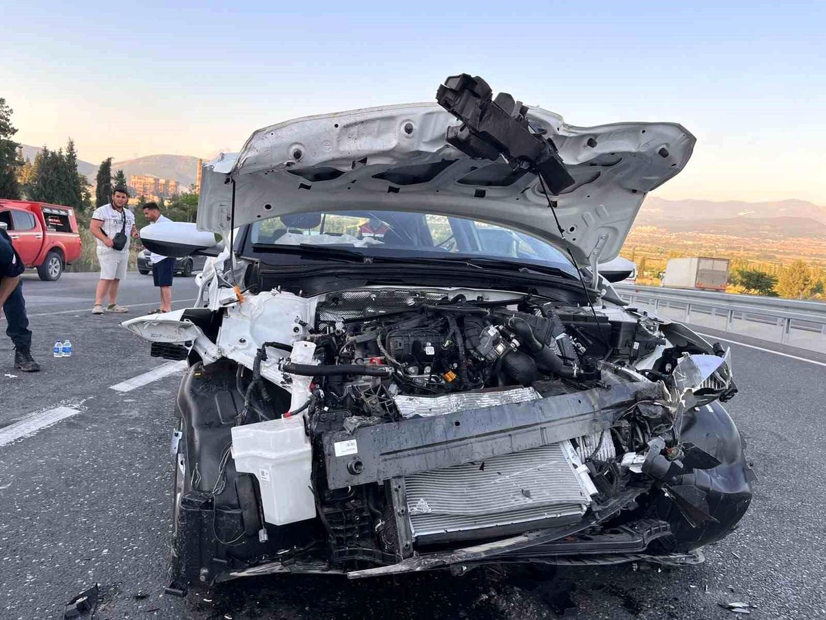 Yatağan'da tıra çarpan otomobil hurdaya döndü: 2 yaralı