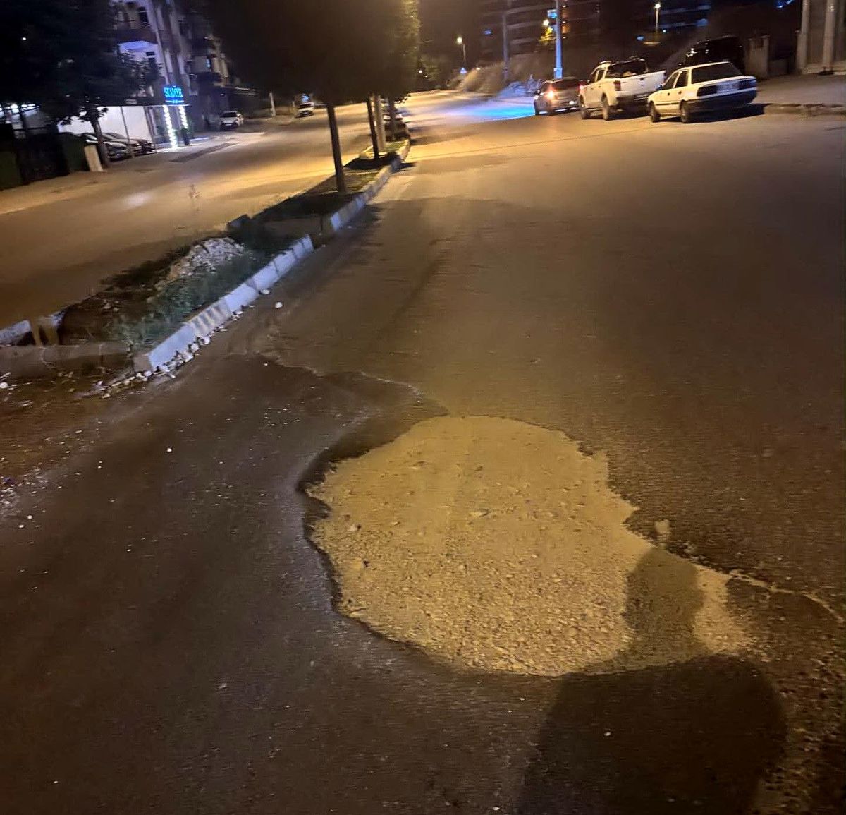 Yolun ortasındaki çukur kazaya davetiye çıkarıyor