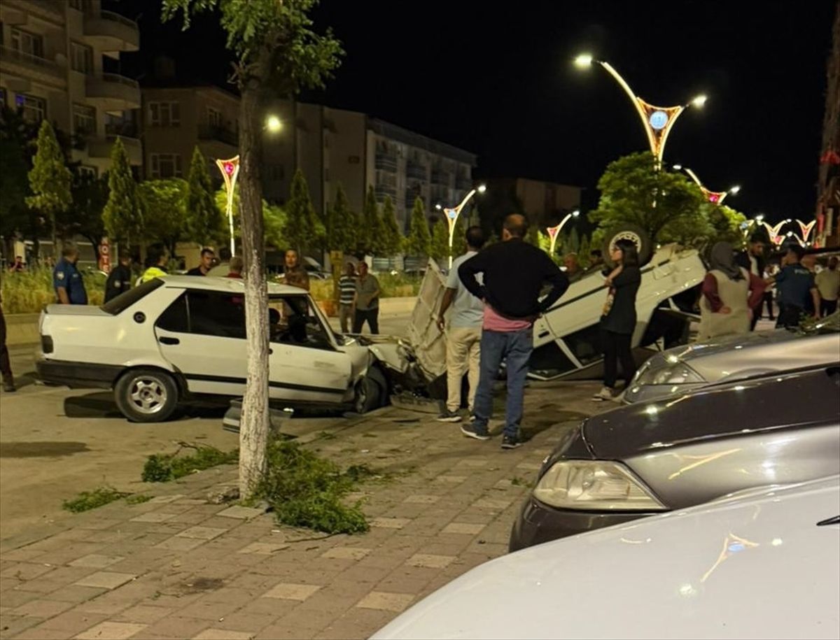 Yozgat'ın Yerköy ilçesinde meydana gelen zincirleme trafik kazasına ait araçlar.