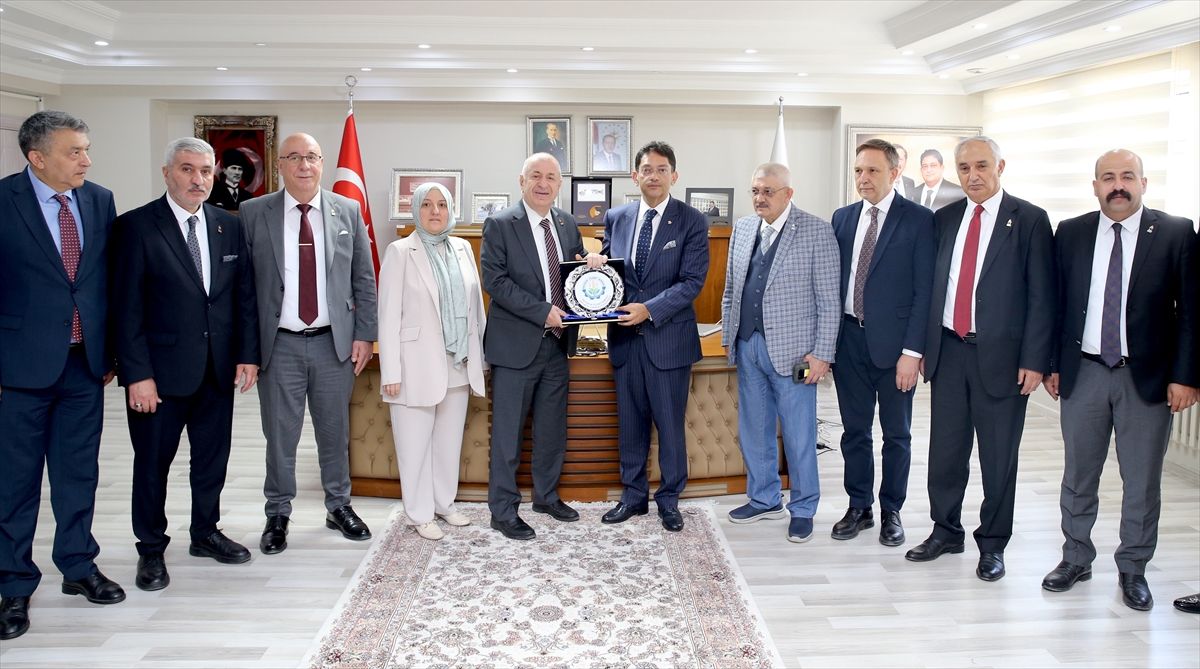 Zafer Partisi Genel Başkanı Özdağ, Erzurum'da ziyaretlerde bulundu
