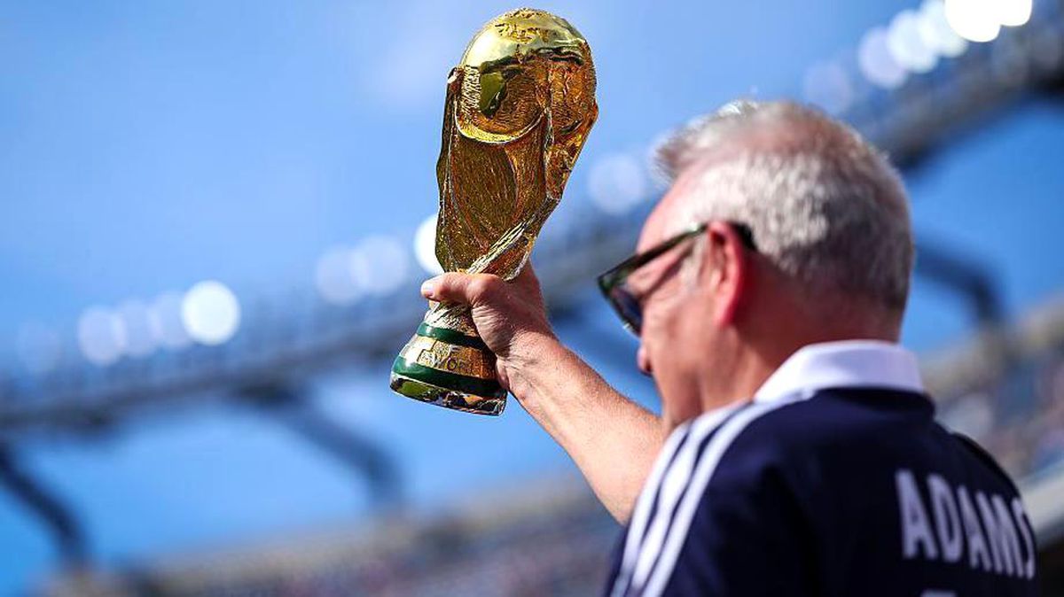 2026 Dünya Kupası logosu ve futbol sahası.
