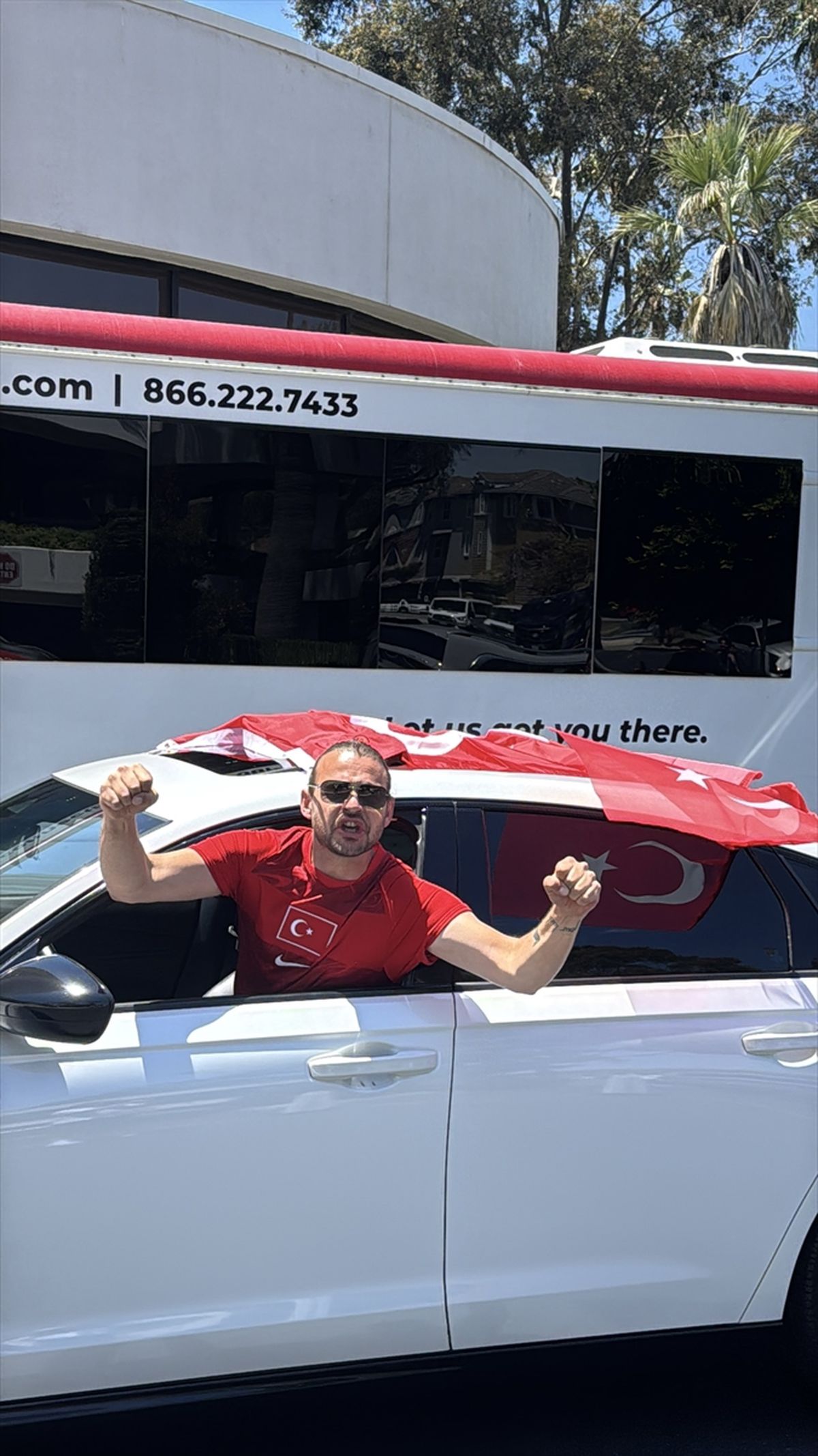 A Milli Futbol Takımı oyuncuları Los Angeles havalimanında Türk taraftarlar tarafından karşılanıyor.