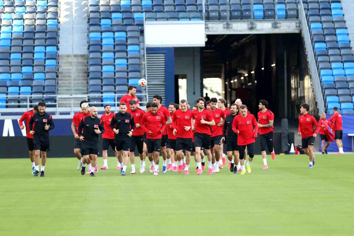 A Milli Futbol Takımı oyuncuları antrenman sırasında.