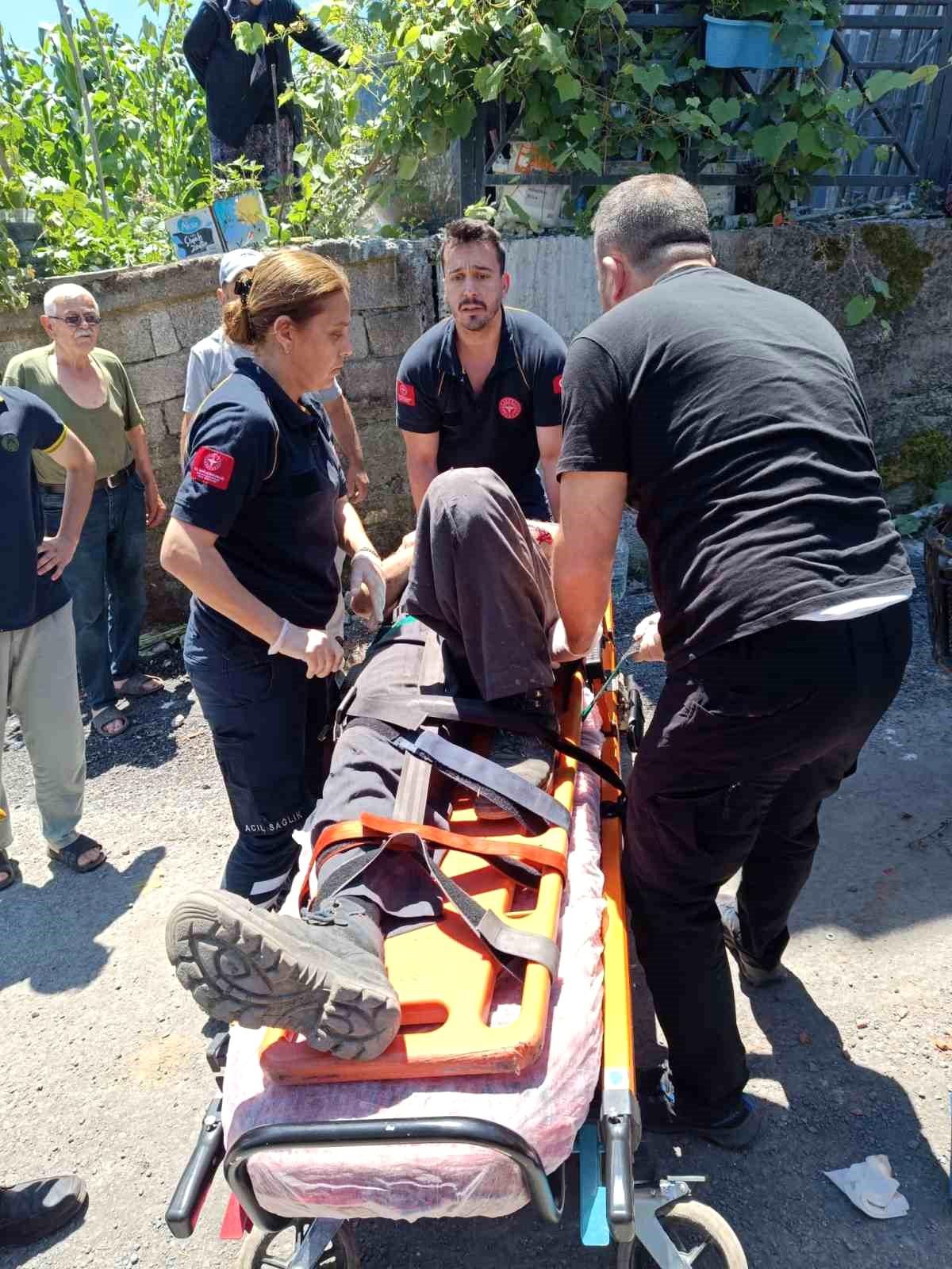 Alaplı'da tarım aracının devrildiği kaza yerinden bir görüntü.
