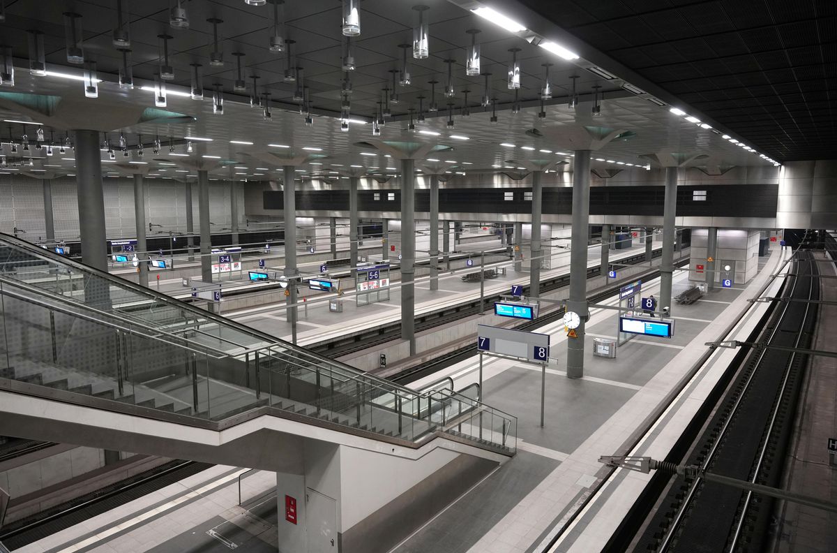 Almanya'da Telsiz İletişiminde Yaşanan Arıza Nedeniyle Tren Seferleri Durdu
