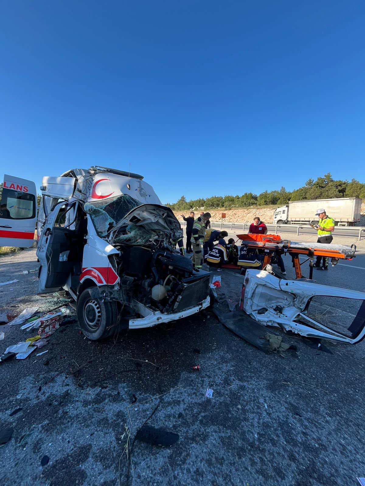 Ambulans, TIR'a arkadan çarptı; hasta öldü, 3 personel yaralı