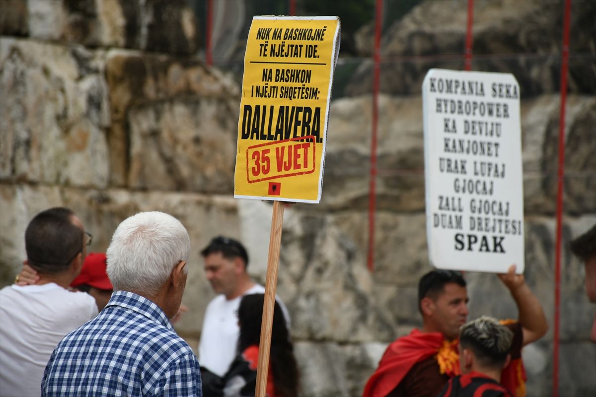Arnavutluk'ta turizm projesine karşı protesto yapan vatandaşlar.