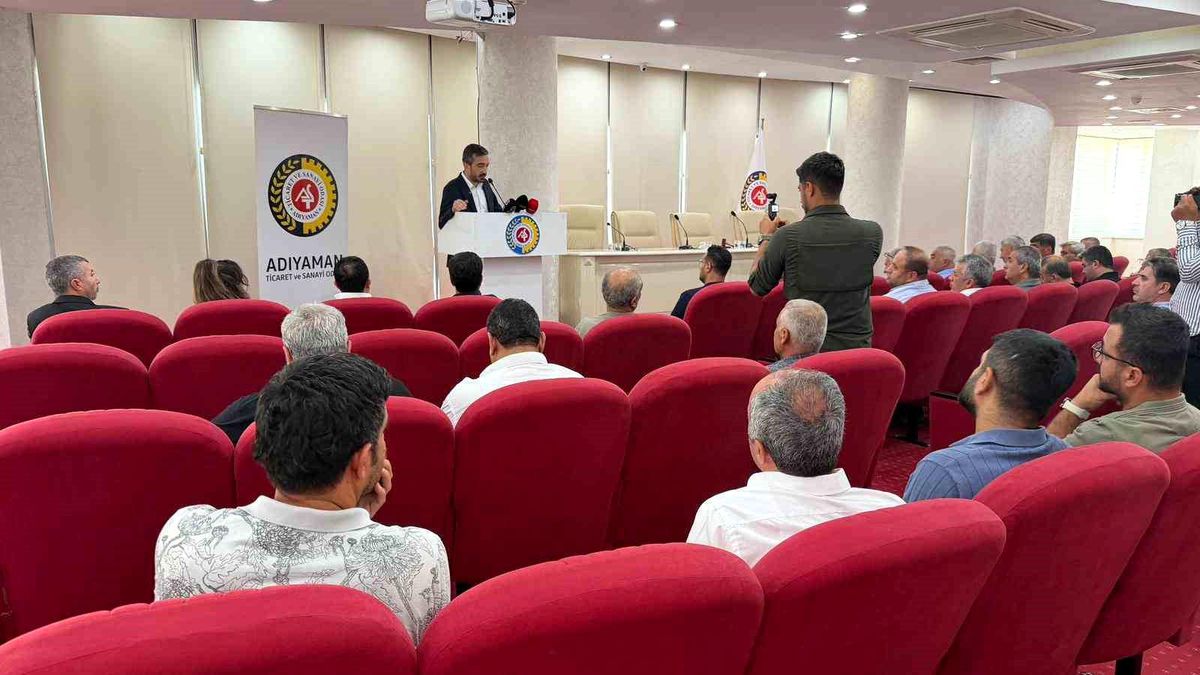 Adıyaman Ticaret ve Sanayi Odası yetkilileri basın toplantısında konuşurken.