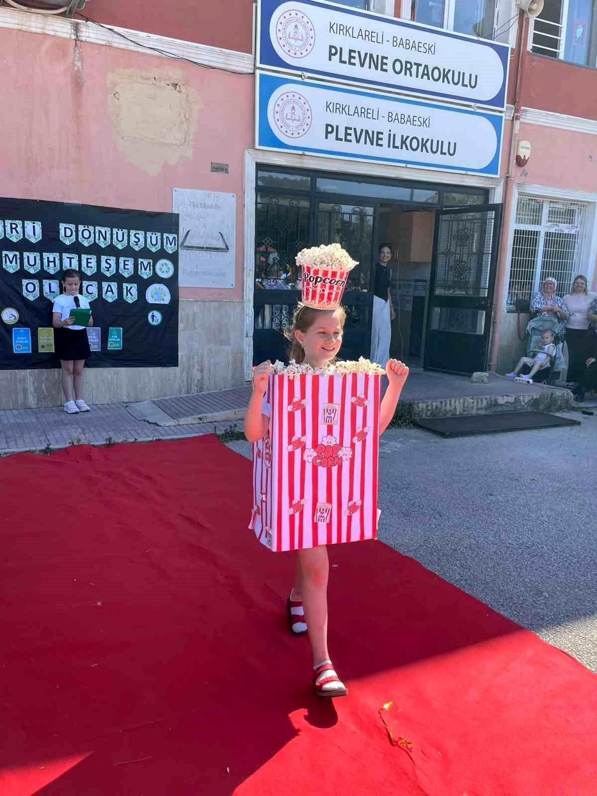 Babaeski'de öğrencilerden atıkları sanata dönüştüren defile
