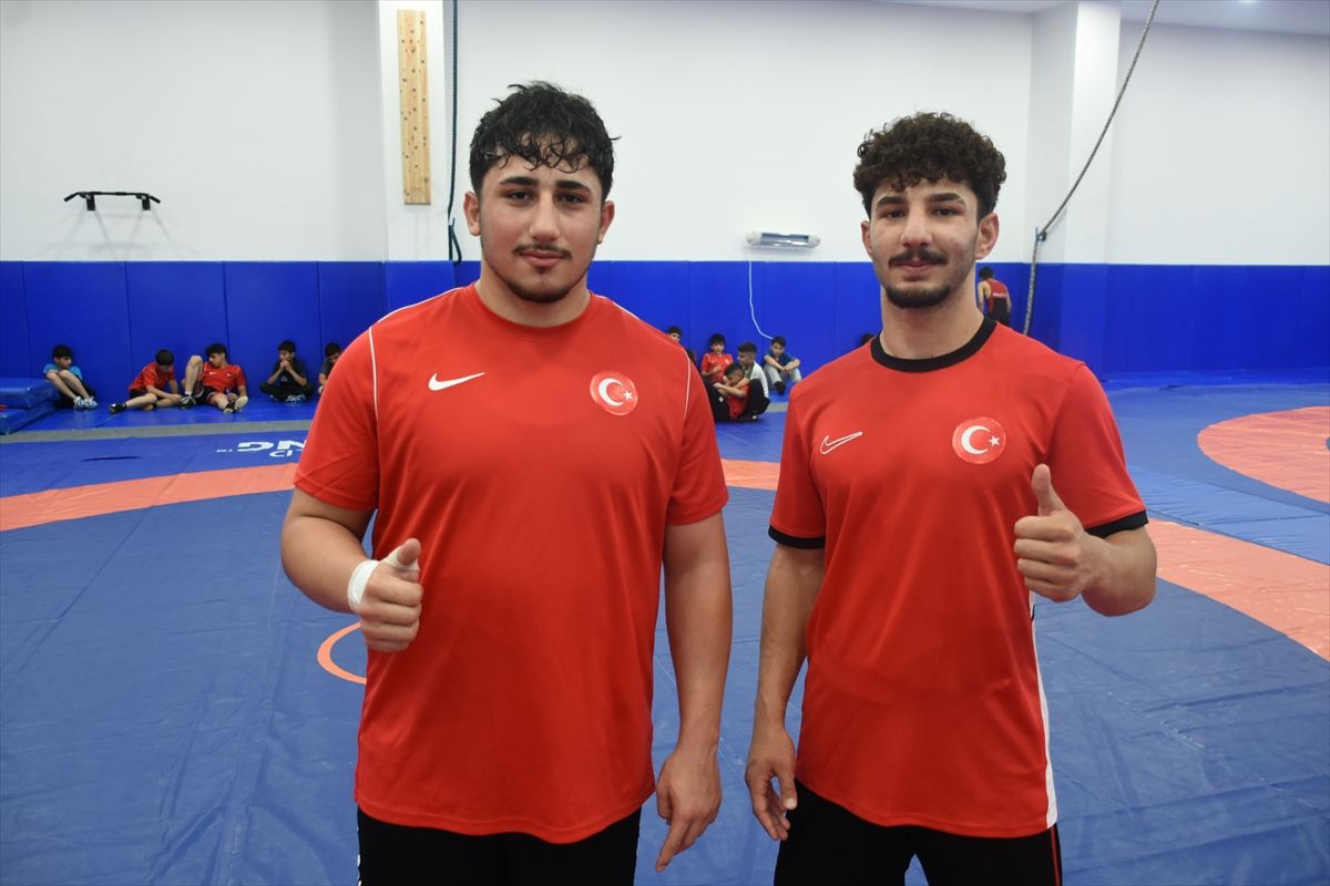 Babalarının izinden gidip minderde başarı kovalıyorlar