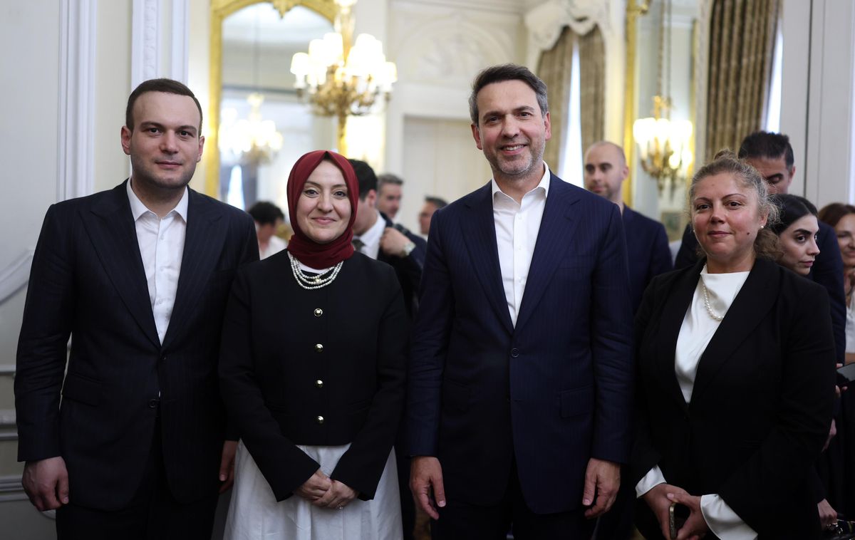 Enerji ve Tabii Kaynaklar Bakanı Alparslan Bayraktar, Londra'da bir toplantıda konuşma yaparken