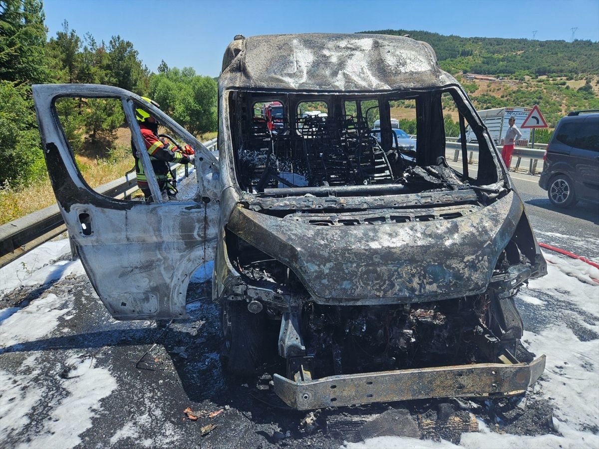 Balıkesir'de yanan servis aracı