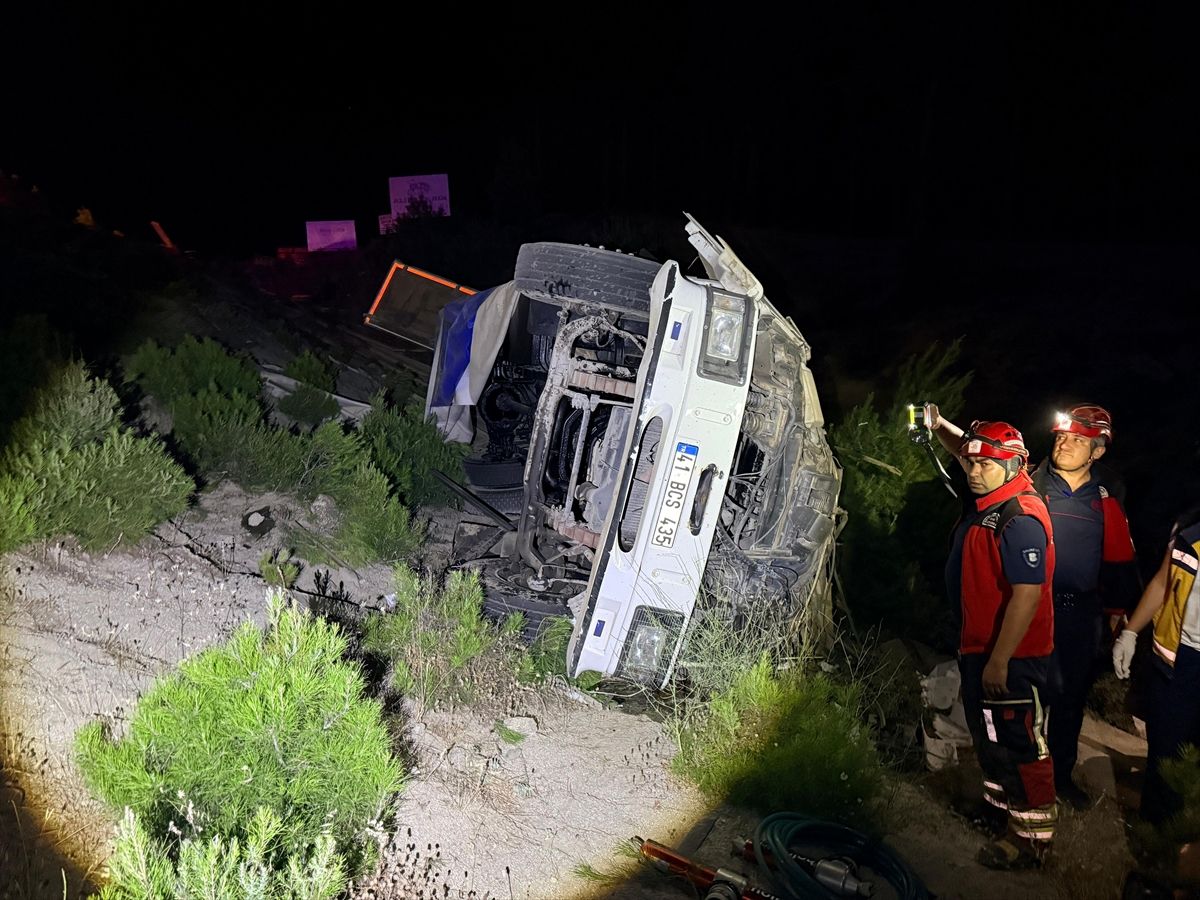 Balıkesir'de kamyonun devrilmesi sonucu 1 kişi öldü, 1 kişi yaralandı