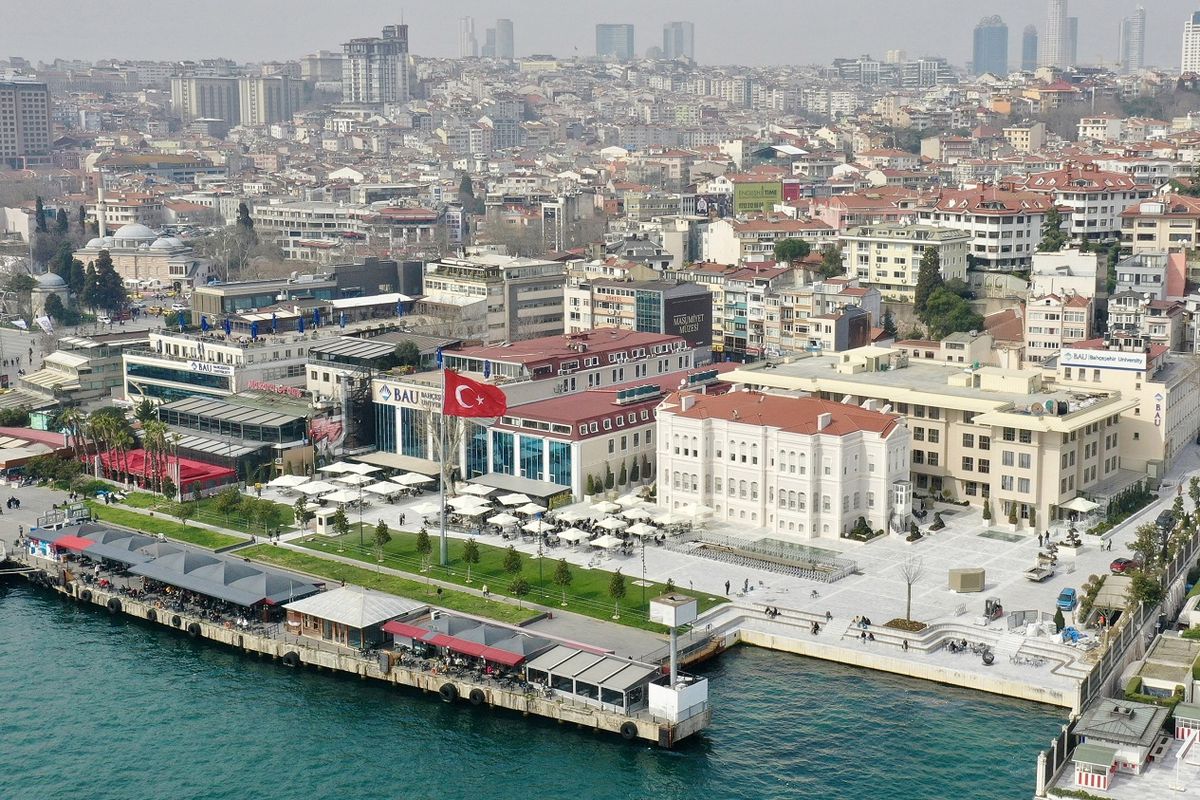 Bahçeşehir Üniversitesi logosu ve Times Higher Education (THE) sıralama sonuçlarını gösteren bir görsel.