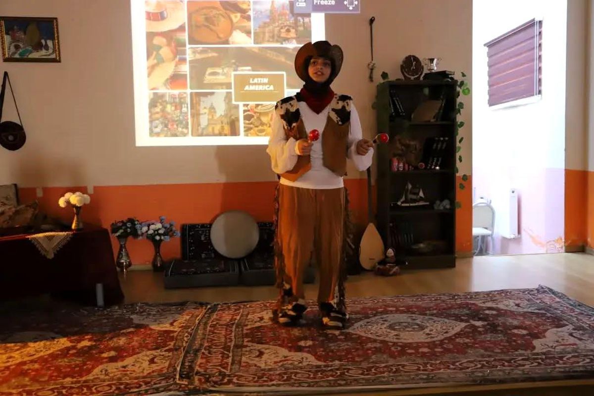 Bayburt Kız Anadolu İmam Hatip Lisesi öğrencilerinin sahnelediği kültürel gösteri