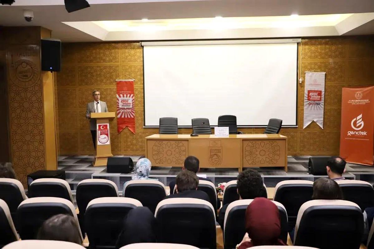 Bayburt'ta düzenlenen rol temelli münazara etkinliğinden genel bir görünüm.