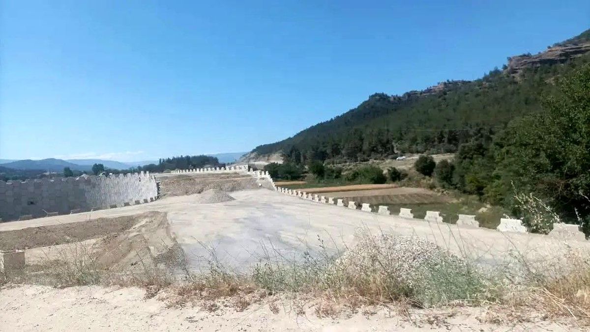 Boyabat çevre yolu projesinde inşaatı devam eden köprüde kiriş montajı yapılıyor.