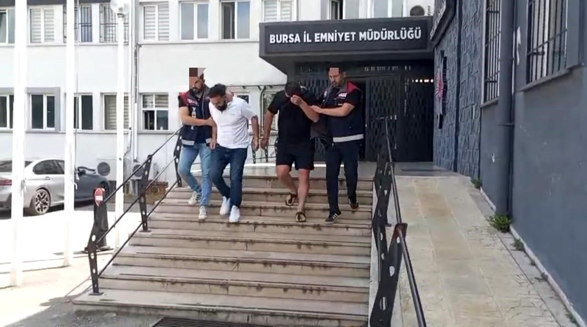 Bursa'da 'Yeğenin zor durumda' yalanıyla altın vurgunu: Yaşlı kadını dolandıran 2 şüpheli tutuklandı